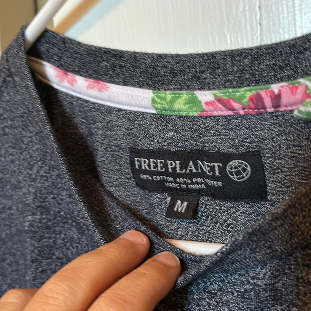 Free Planet Heather Blue Top with a Fun Pocket Design - Picture 4 of 4